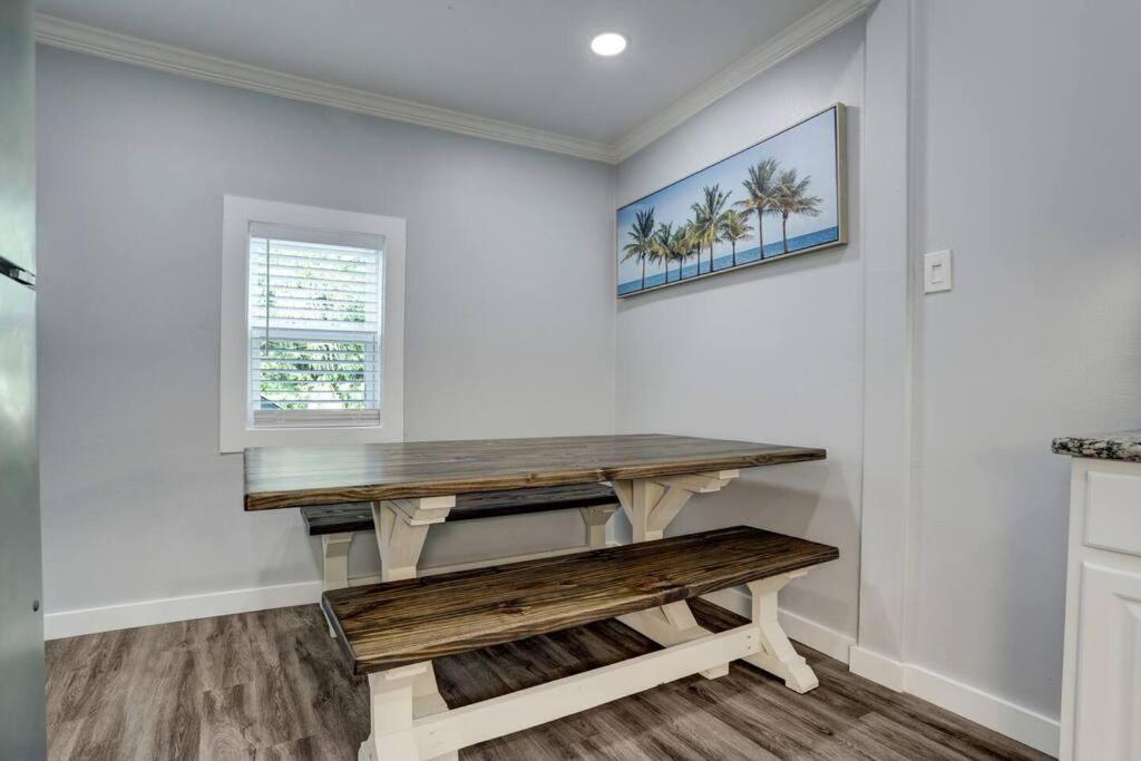 Renovated Bungalow! * Galveston